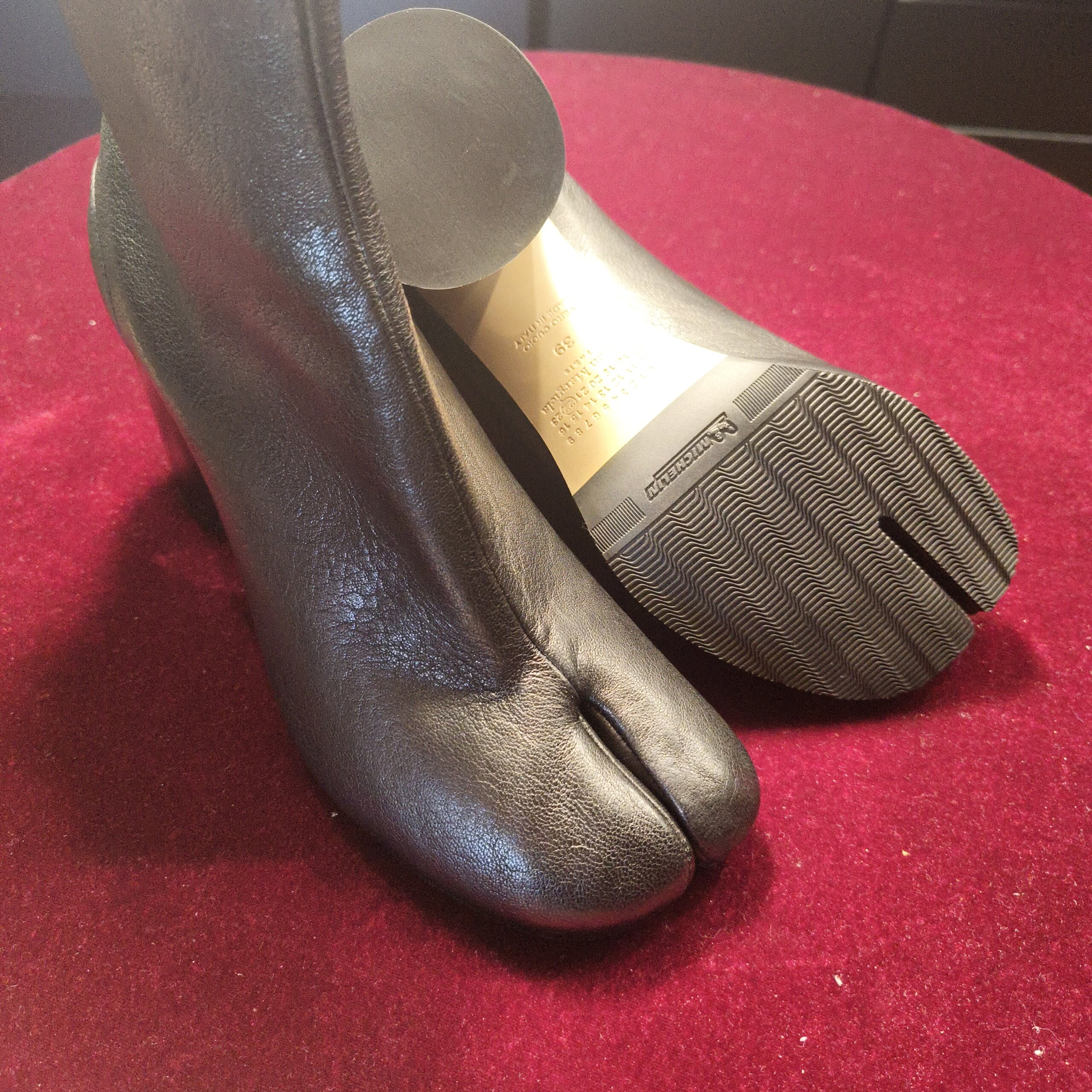 Maison Margiela（メゾン マルジェラ）の新品パンプスにハーフラバー補強を施した後、レザーソールとラバーの仕上がり