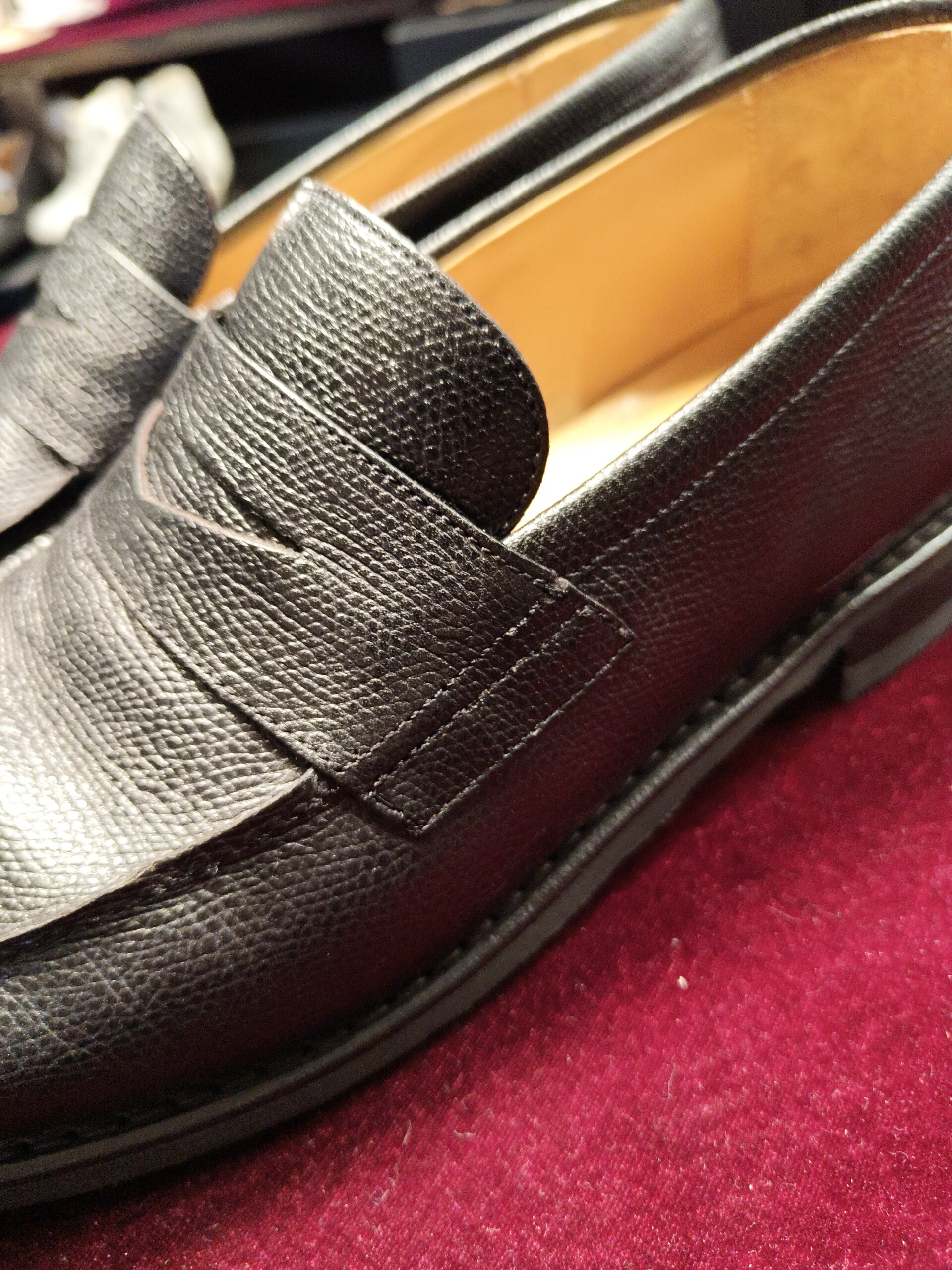 PARABOOT（パラブーツ）コインローファーのベルト切れ修理後、甲部分のベルトを自然な形に整えた仕上がり